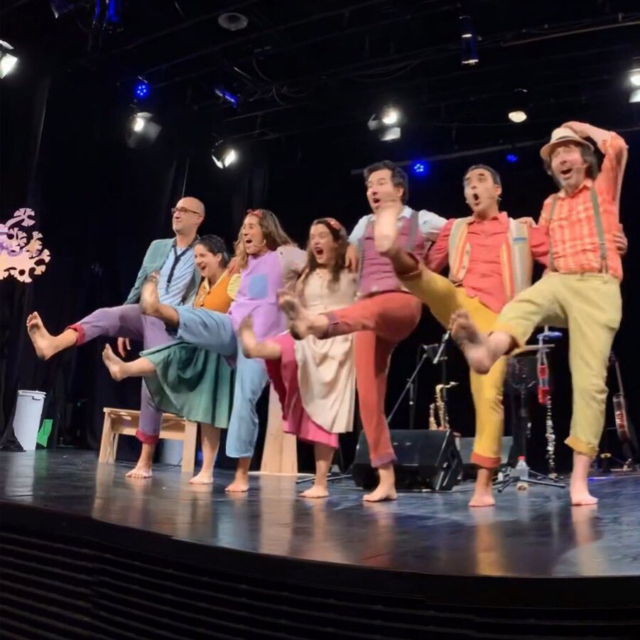 LosPatapela's tweet photo. ¡Un saludo gigante 👣😃🎶 a todos los que nos acompañaron el sábado en la celebración de nuestro Premio @PulsarCL 🏆 en el @TeatroMori @ParqueArauco! ¡Gracias por estar allí!

📸 Coni García / Cami Navia

#lospatapelá #enlaplazaapatapelá #premiospulsar #conciertoteatral #mocilyc https://t.co/vmJgqgcN4F