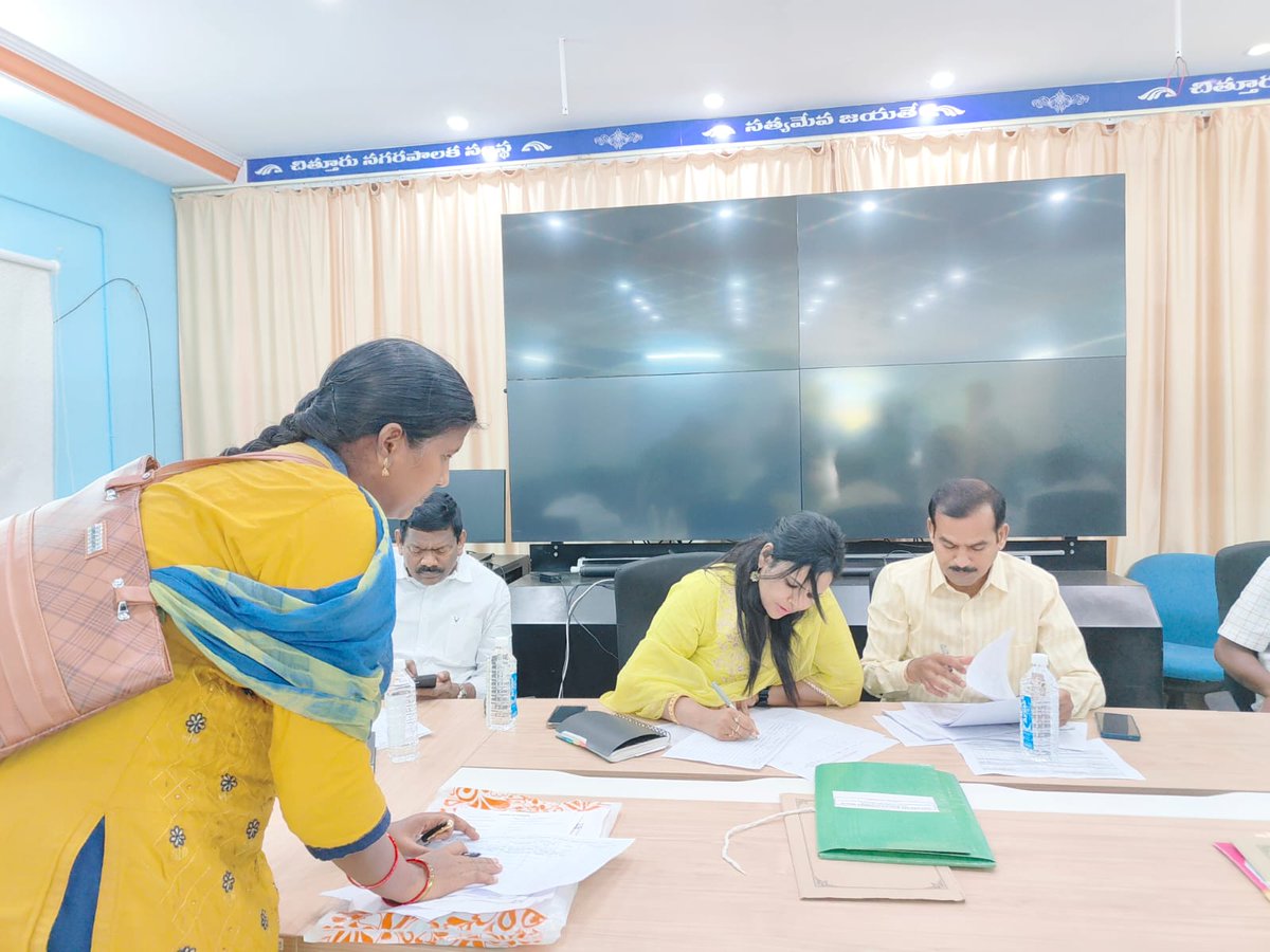 Ward Secretaries counselling process held under supervision of Commissioner Dr. J Aruna on 26th June2023. Officials from RDMA office and other ULBs of Chittoor District Participated.
@CDMA_Municipal @MoHUA_India @collectorctr @SwachSurvekshan @SwachhBharatGov @AndhraPradeshCM