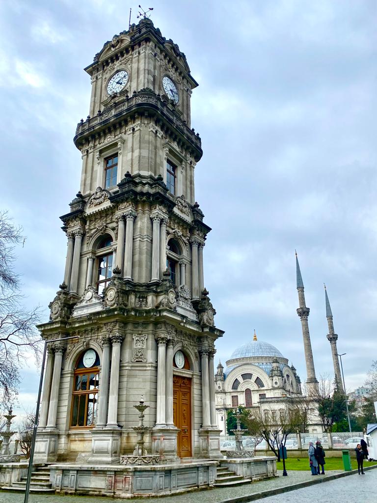 Her kim namazdan sonra imâm ile duâ edip, ÂMİN derse, ÂMİN kelimesinin harfleri dörttür, her harfine bin melek nâzil olur (iner). Bunlar tâ kıyâmet gününe kadar bu kimse için duâ ederler. 

Hadîs-i şerîf 
Miftâh-ül-Cennet 

#DuaOrdusu