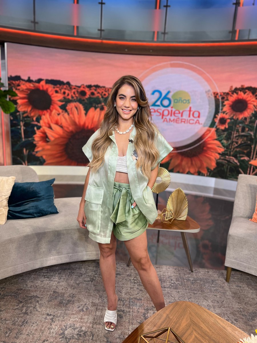 Fue un gusto para nosotros recibir a #ElaVelden esta mañana para hablarnos sobre la serie #SendaProhibida que ya está disponible en #ViX 😉🎬