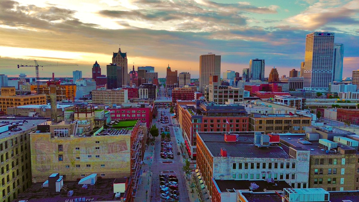 that sky 🌌 📸 
#milwaukee #thirdward #colors