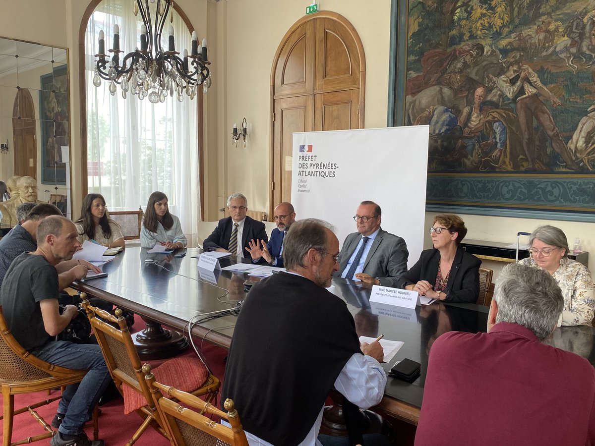 Le préfet Julien CHARLES a présidé une #conférencedepresse pour présenter le plan de prévention du mal-être agricole 🚜🗣️ en présence de Olivier DAMAISIN, coordinateur national du plan de prévention, et de Maryse HOUNIEU, vice-présidente de la @msasudaquitaine.