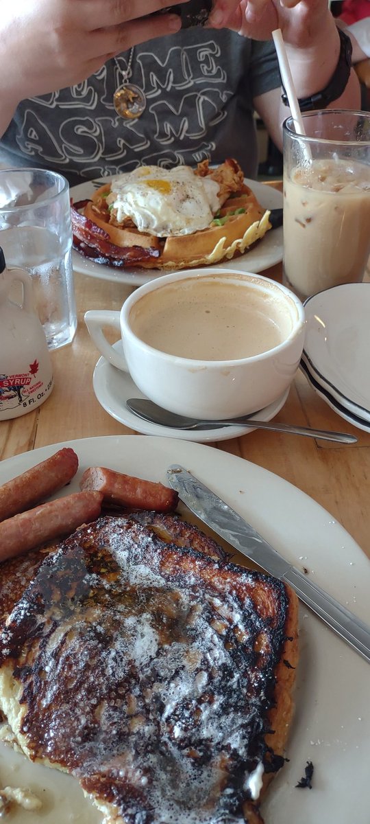 WrecklessYeet's tweet photo. Victory Breakfast after #VermontGatherings Ren Faire in Stowe VT. Lots o 💕 to all who attended and visited! https://t.co/PQL6Dy7P1j