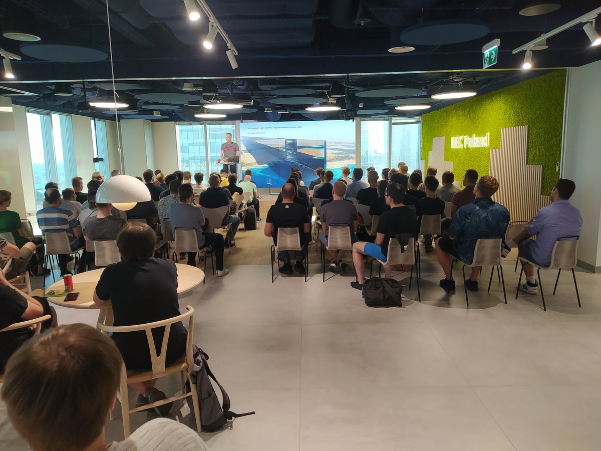 Sala pełna na prezentacji <a href="/jnabrdalik/">Jakub Nabrdalik 🇺🇦</a>. Tematyka mikroserwisy i monolity 🤓 Dzięki BEC Poland za świetną miejscówkę 👍