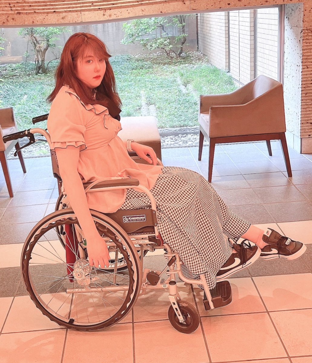As an English speaker and TCK (I am Japanese but I lived in Singapore and Vietnam for most of my childhood), I am curious about #disabledmodel overseas. 

I am not sure if this hashtag is appropriate, but pls contact me if you are one or if you know one :D