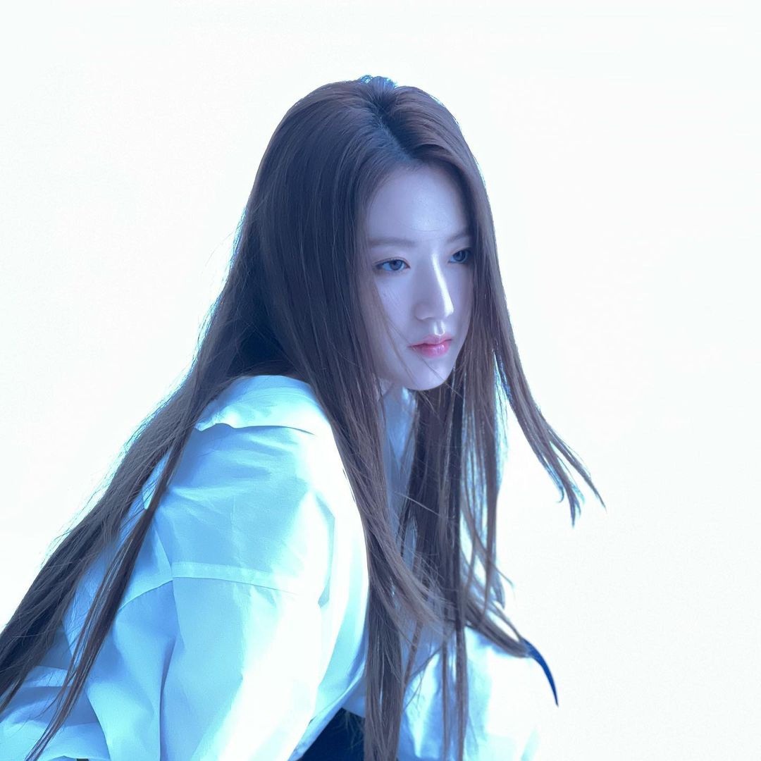 RJSHLOOK's tweet image. magazine behind