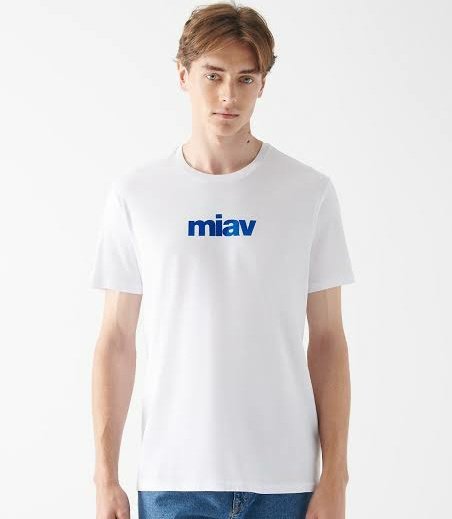 şu tişörtü giyen erkek(?) yumusakligi