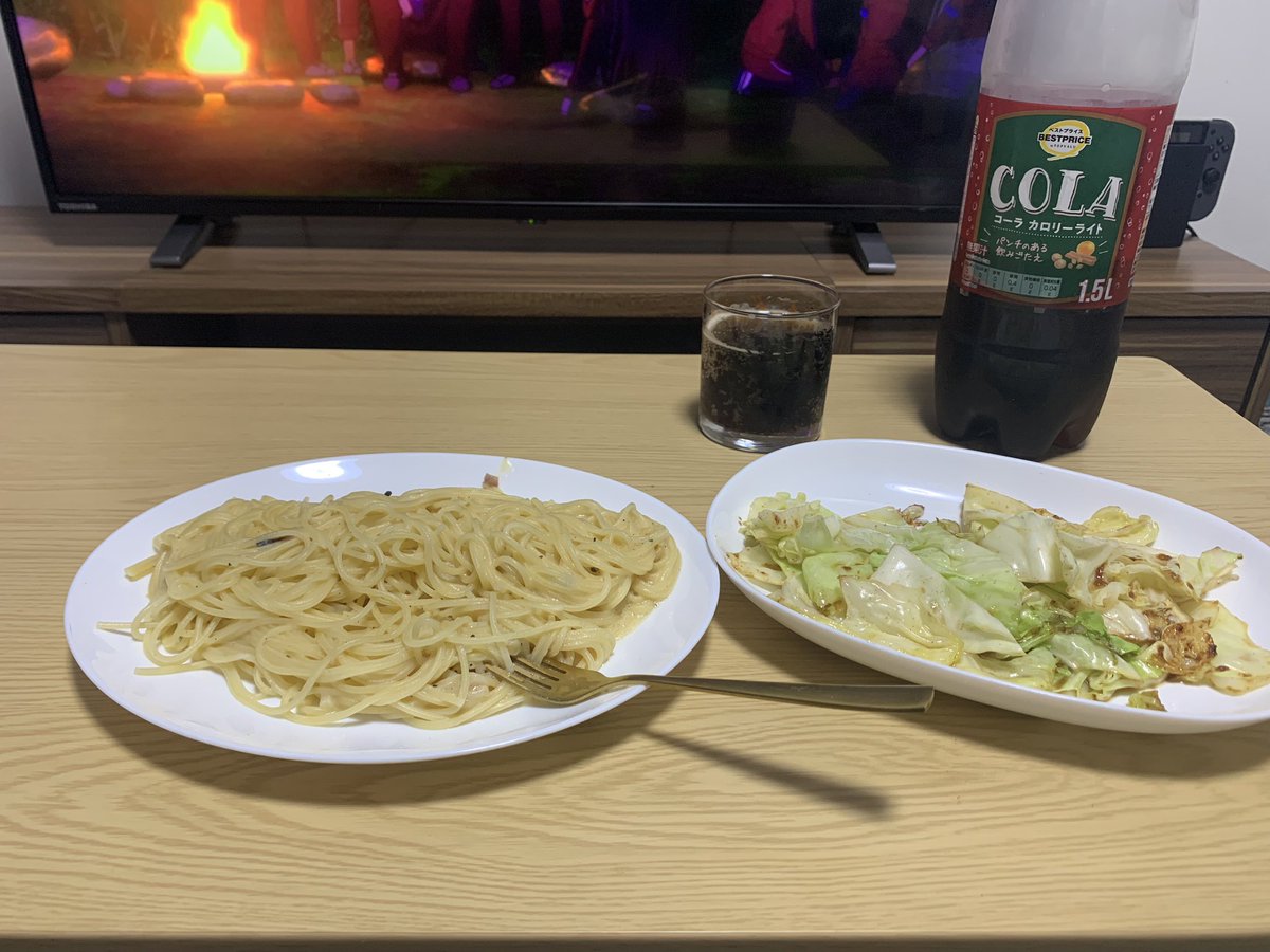 ryolivingalone's tweet photo. 本日はカルボナーラのソースをかけたパスタとキャベツを適当にバターで炒めてみました。時間がなかったので適当にぶち込んだ😂
#1人暮らし https://t.co/02TX54QFtj