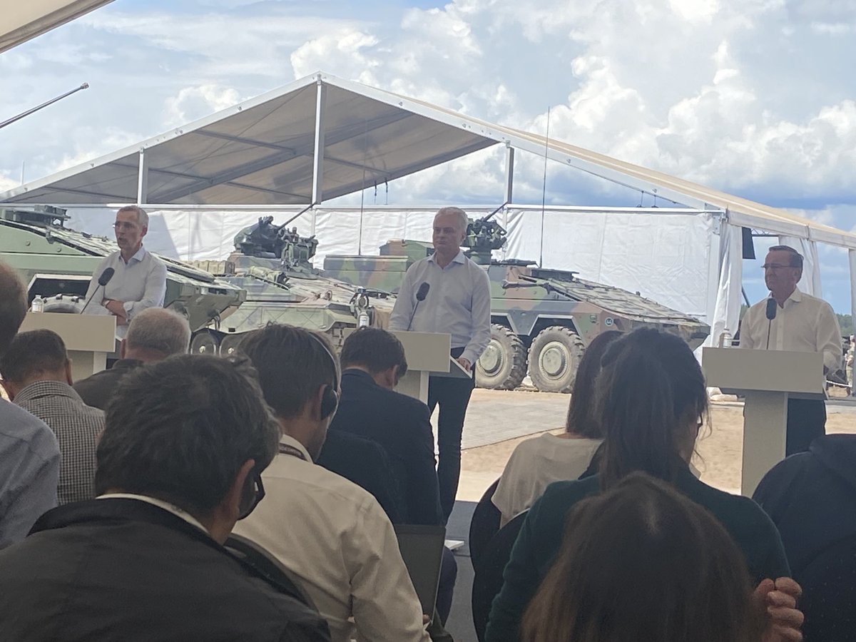 Alter Falter! Bei der PK in Litauen sagt Nato-Generalsekretär Jens Stoltenberg: „Die Ereignisse der letzten Tage haben die Fragilität des deutschen Regimes gezeigt.“
Irritation im Pressezelt. Stoltenberg braucht einen Moment, um seinen Fehler zu bemerken.