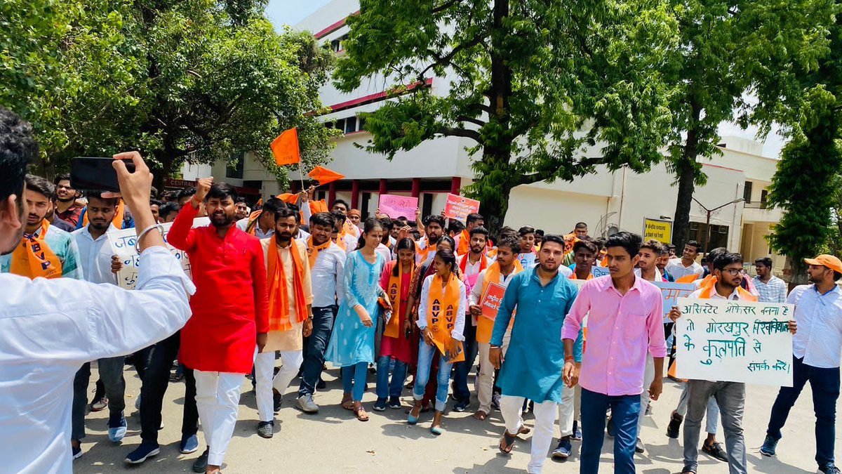 ABVPVoice's tweet photo. गोरक्ष प्रांत में अभाविप गोरखपुर महानगर के कार्यकर्ताओं ने गोरखपुर विश्वविद्यालय एवं विश्वविद्यालय से सम्बन्धित महाविद्यालयों में व्याप्त अनियमितताओं के समाधान हेतु विश्वविद्यालय परिसर में जोरदार धरना-प्रदर्शन कर कुलपति को ज्ञापन सौंपा।

#ABVPForStudents https://t.co/wnkaNuE0cl