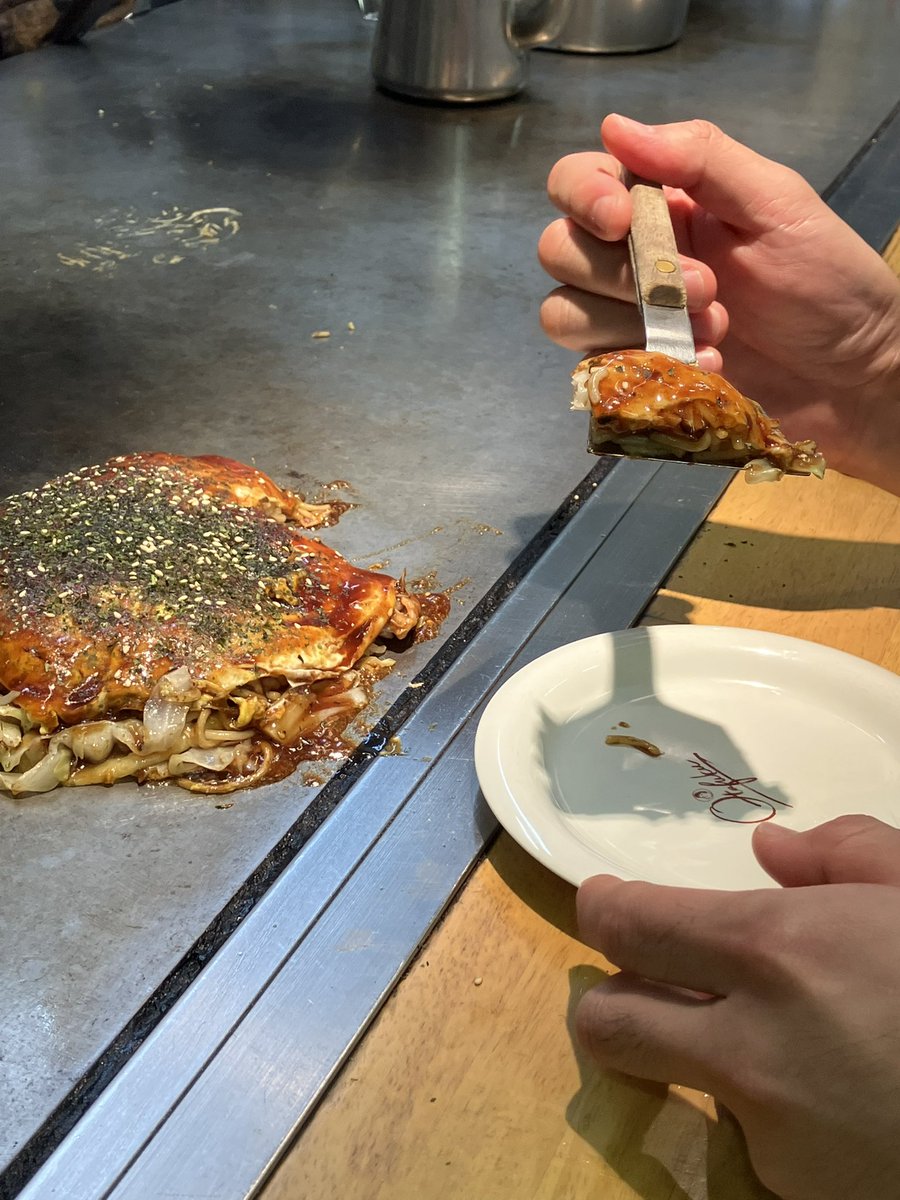 体育祭のあとに加地くんとお好み焼き。ちなみに加地くんはヘラで食べる派、コンテくんは箸で食べる派です。 https://t.co/4lyOsuyoVT