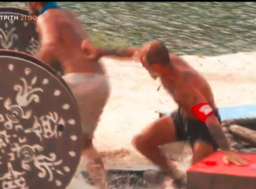PapazoglouMari4's tweet photo. #survivorGR Ακόμα και στο παιχνίδι που έτρωγε ξύλο ο Νίκος από τον Τάκη, κανένας δεν τον υποστήριξε..
Τον ψήφισαν κι όλας για να του ρίξουν κι άλλο την ψυχολογία.
Δεν χρωστάει σε ΚΑΝΕΝΑ όσο κι αν προσπαθείτε να βρείτε δράκους για να φτιάξετε το παραμύθι σας. https://t.co/LdO86Nzwl0
