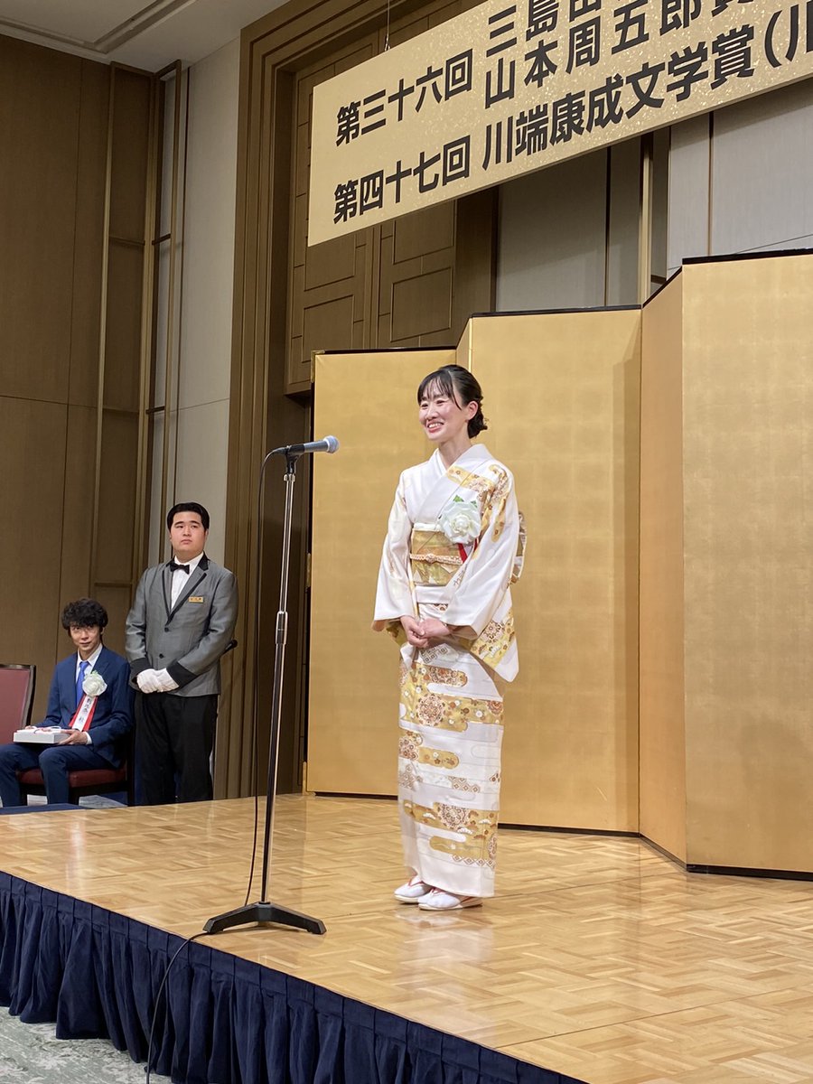 sayavivi's tweet photo. 先週末、山本周五郎賞の授賞式でした。たくさんのお祝いのお言葉をありがとうございました。応援して下さった皆々様に、感謝です!#山本周五郎賞 https://t.co/52BbCeNggZ