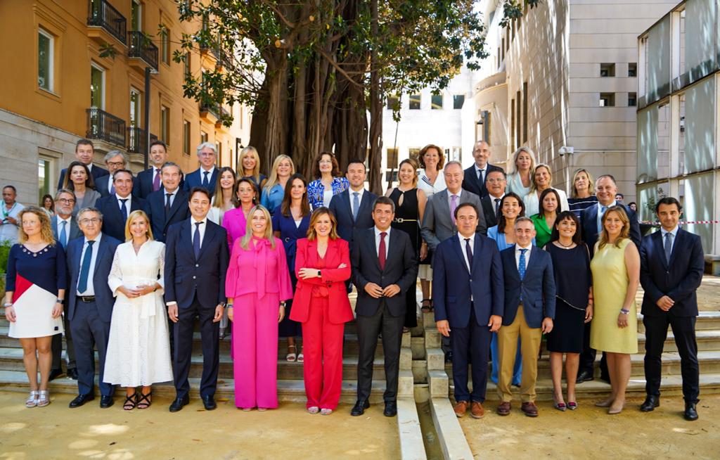 Se constituyen las <a href="/cortsval/">Corts Valencianes</a> de la XI Legislatura.

Los diputados autonómicos del PP han tomado posesión con el próximo President de la Generalitat, @CarlosMazon40, al frente.

<a href="/alfcastello/">Alfredo Castelló</a> y <a href="/visoben/">Víctor Soler Beneyto</a> elegidos vicepresidente primero y secretario primero de la Mesa.