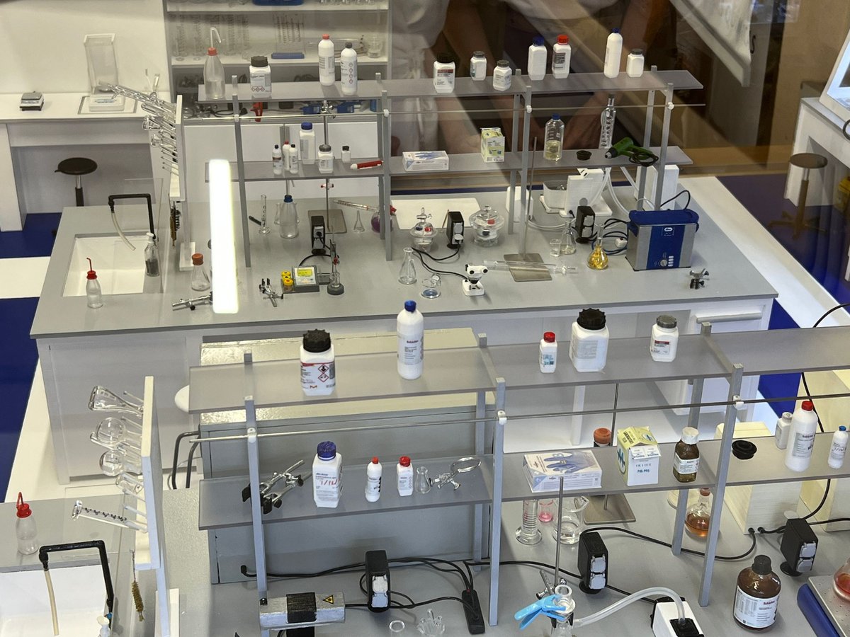 SEBBM_es's tweet image. Hoy hemos podido asistir a la #inauguración de la #maqueta "El laboratorio de Química. Una ventana a la Ciencia". Es un honor haber sido parte de los copatrocinadores. 

@anquequimicos @saintgobain @RSEQUIMICA