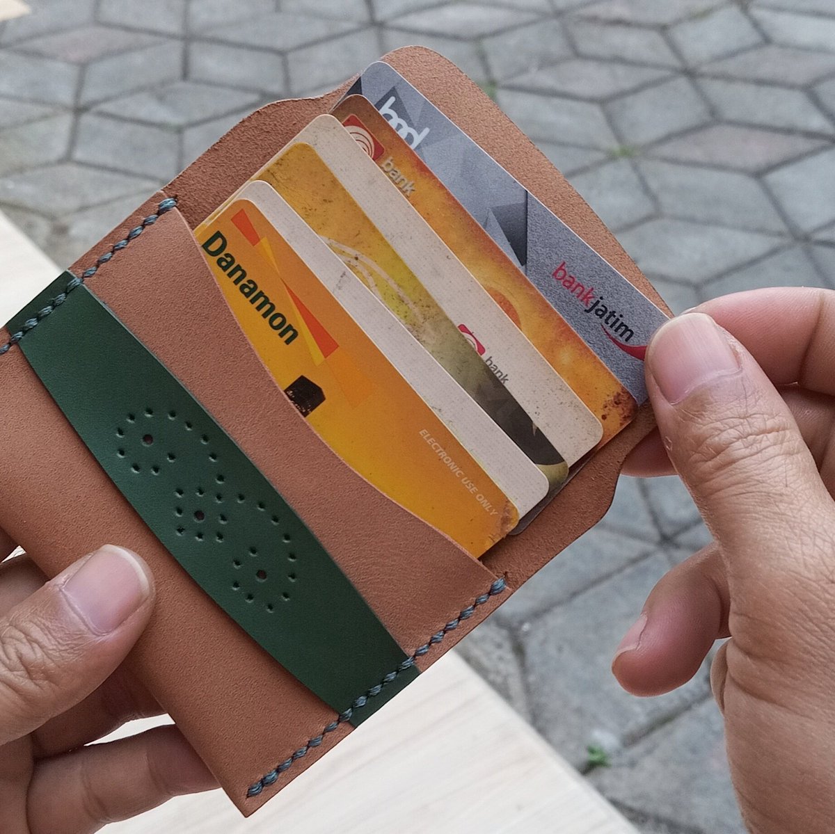 [ Card Case III ]

On Green 🔥🛠

•
#ARMyLeather
#leathergoods #leathercraft #leatherwork #genuineleather #craftsmanship #cardcase #cardwallet #cardholder #leatherwallet #dailygoods #dailyessentials #gresik #indonesialeathergoods #madeinindonesia