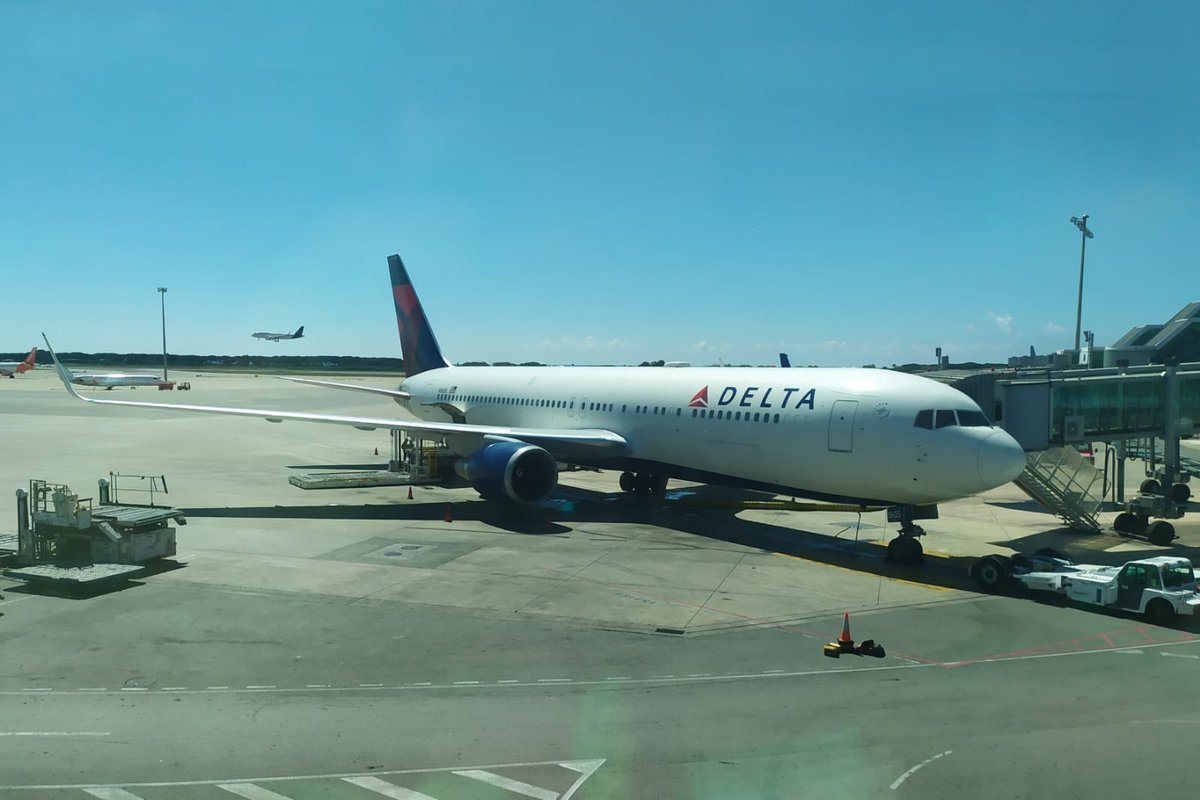 3CatInfo's tweet photo. Mor el treballador d'un aeroport després de ser xuclat pel motor d'un avió a Texas
https://t.co/4w9qkgL53b https://t.co/KOirfbDSz8