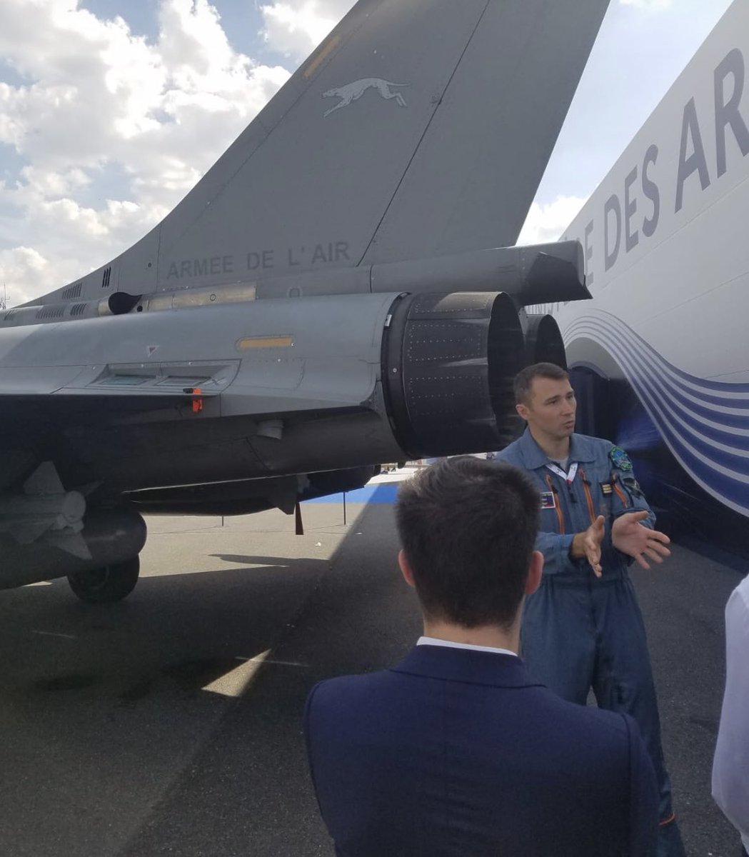 LaureHarel's tweet photo. Nouvel @astropi pour notre salle dédiée. Un grand merci à @Arno_astro, astronaute de réserve, pour cet échange et ces explications très riches autour du rafale au Bourget ! https://t.co/szF1HPKWi0