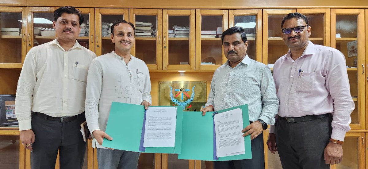 Energy_Swaraj's tweet image. 🌍 JOINING HANDS FOR #CLIMATECORRECTION 🌱

Excited to announce the MoU signing between @Energy_Swaraj &amp;amp; @IIITA_Official! Together, we're creating a #sustainable  movement. 

Thanks to Prof. Mukul Sutaoane and other dedicated staff for their commitment to a greener future.