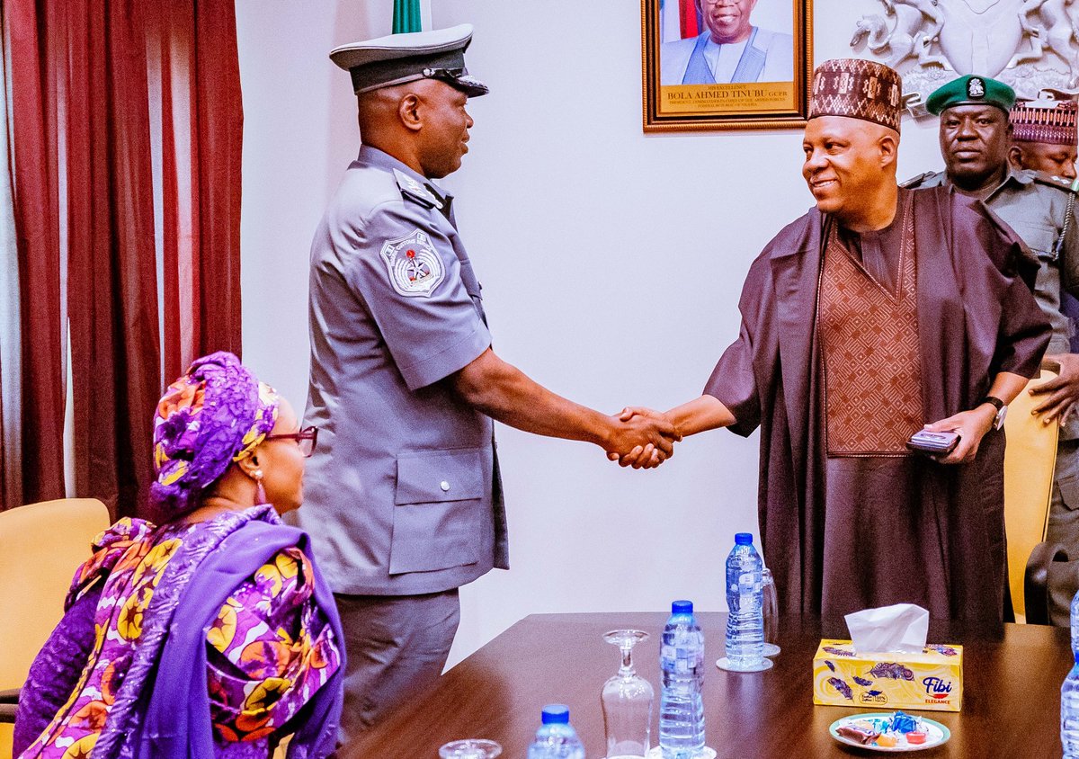 officialSKSM's tweet photo. Vice President @KashimSM earlier decorated the Acting Comptroller-General of the Nigeria Customs Service (NCS), Adewale Bashir Adeniyi, at the Presidential Villa, Abuja. https://t.co/hzvVSISDsd