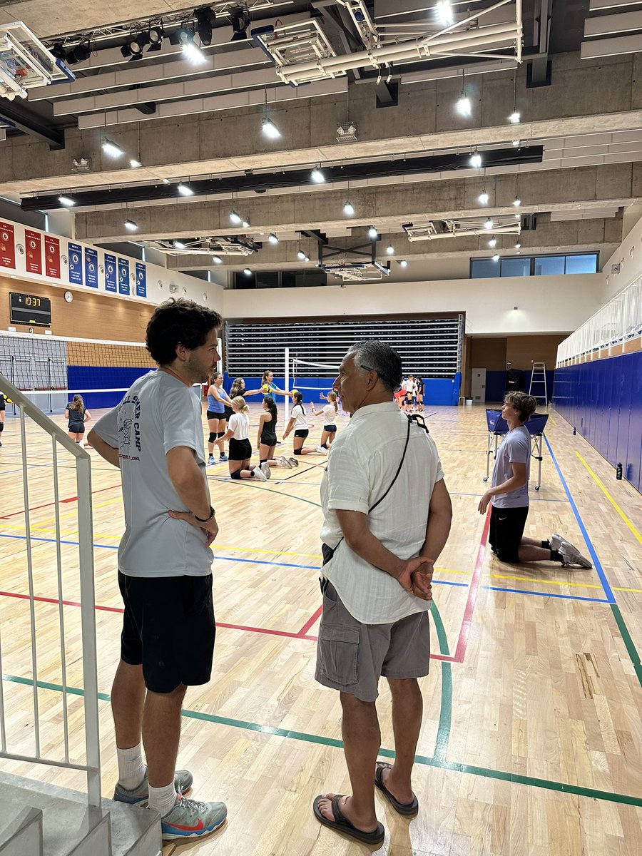 asb_alumni's tweet photo. Former Athletic Director Mr. Silvio Aguilar (β91-96) visited Barcelona after many years and stopped by @ASBschool where he was impressed with the new facilities like the Lynx Athletics Center and gymnasium. It was a wonderful, wholesome morning of reunion. π
#ASB60th #WErASB https://t.co/mFGIjl07zJ