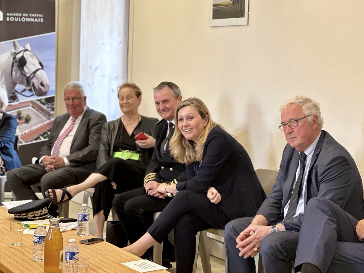 Oser, se battre, éduquer à l’égalité dès le plus jeune âge, ouvrir des portes et ne pas les refermer derrière soi : bel échange avec des femmes du Pas-de-Calais qui conjuguent l’entrepreneuriat et la politique au féminin. 👏 Bravo Mesdames ! #ÉgalitéFemmesHommes