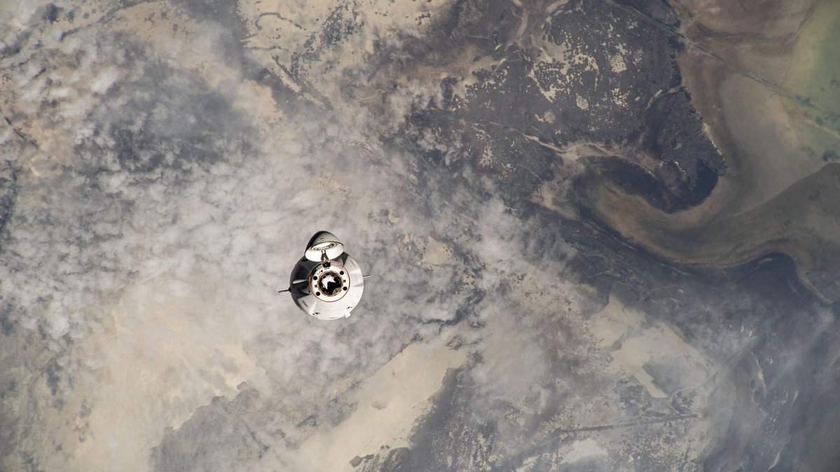 The SpaceX Dragon cargo vehicle approaches the International Space Station for an automated docking less than a day after launching from NASA's Kennedy Space Center loaded with over 7,000 pounds of science experiments, station hardware, and crew supplies. https://t.co/E5Oq2K8uV5