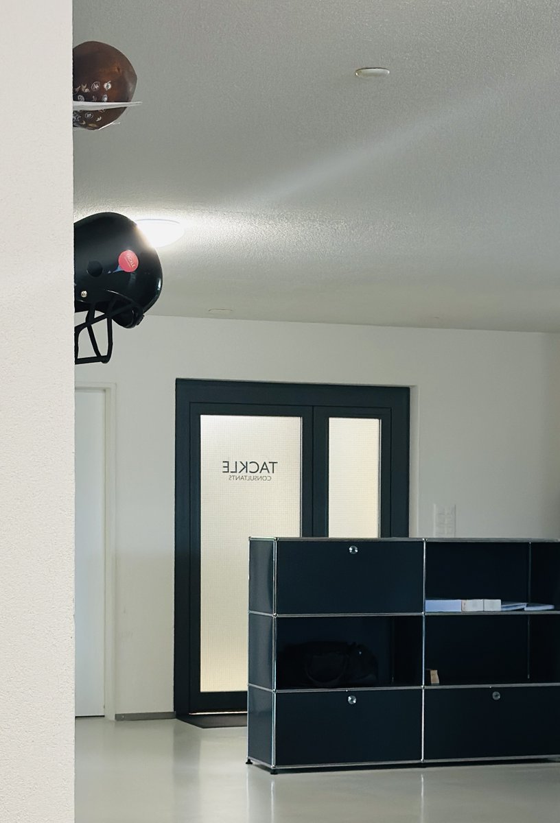 Tackle_BC's tweet image. Der #American Football-Helm und der Ball symbolisieren #Dynamik, #Teamarbeit und #Wettbewerb. Diese Werte spiegeln nicht nur unsere #Unternehmenskultur wider, sondern stehen auch für den Geist, mit dem wir unsere Kunden betreuen möchten.