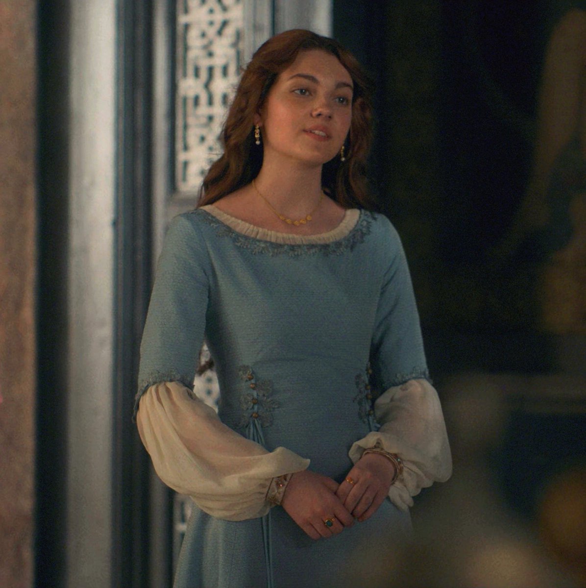 PortalASOIAF's tweet photo. A rainha Aemma Arryn ignoraria Alicent no 1° episódio de House of the Dragon.  A jovem Hightower saudaria à rainha com “Sua Graça” enquanto Aemma não diria nada e se dirigiria à Rhaenyra. 

Mães sempre sabem quando alguma amizade do filho futuramente vai causar problemas né?! 🗣️ https://t.co/Rnht6NC91Q