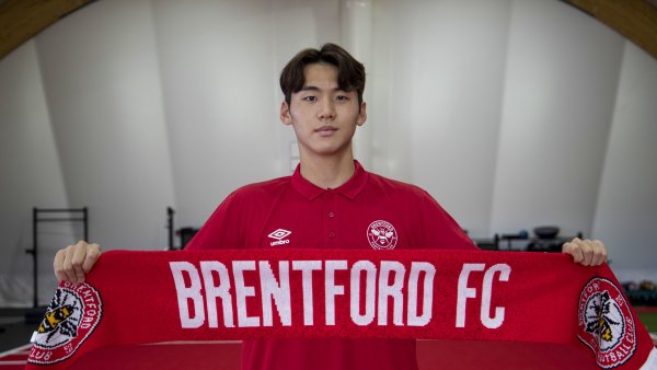 Brentford have signed Kim Ji-soo (18) from Seongnam on a four-year contract, with a club option of an additional year, for an undisclosed fee. 

The centre-back will join the B team for pre-season this week. 

#BrentfordB | #BrentfordFC