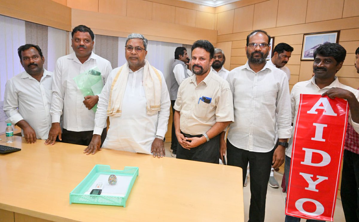 ಆಲ್ ಇಂಡಿಯಾ ಡೆಮಾಕ್ರೆಟಿಕ್ ಯೂತ್ ಆರ್ಗನೈಜೇಷನ್ ಅಧ್ಯಕ್ಷ ಜಯಣ್ಣ ಅವರನ್ನೊಳಗೊಂಡ ನಿಯೋಗವು ಮುಖ್ಯಮಂತ್ರಿ <a href="/siddaramaiah/">Siddaramaiah</a> ಅವರನ್ನು ಇಂದು ಭೇಟಿಮಾಡಿ ಕೆಲವು ಪ್ರಮುಖ ಸಂಗತಿಗಳ ಕುರಿತು ಚರ್ಚಿಸಿದರು.