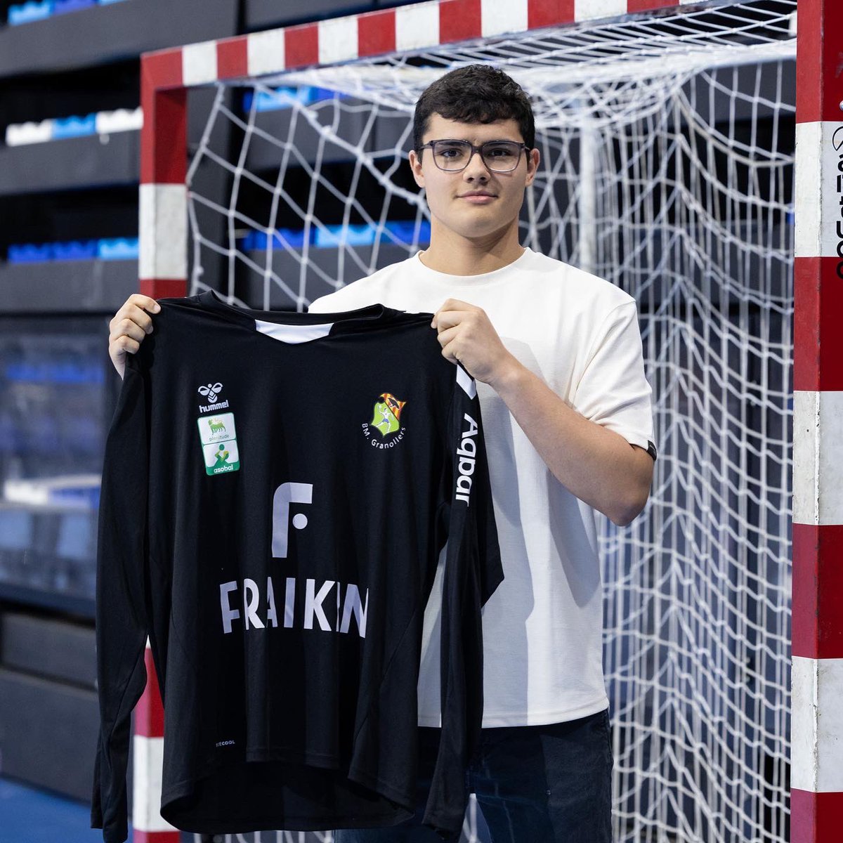 🚀 Joventut, agilitat i explosivitat per a la nostra porteria del present i del futur!

🤝🏻 Enhorabona <a href="/poolamores/">Pol Amores</a> !

#OrgullBMG⚪️🔵
#BaseBMG⚪️🔵