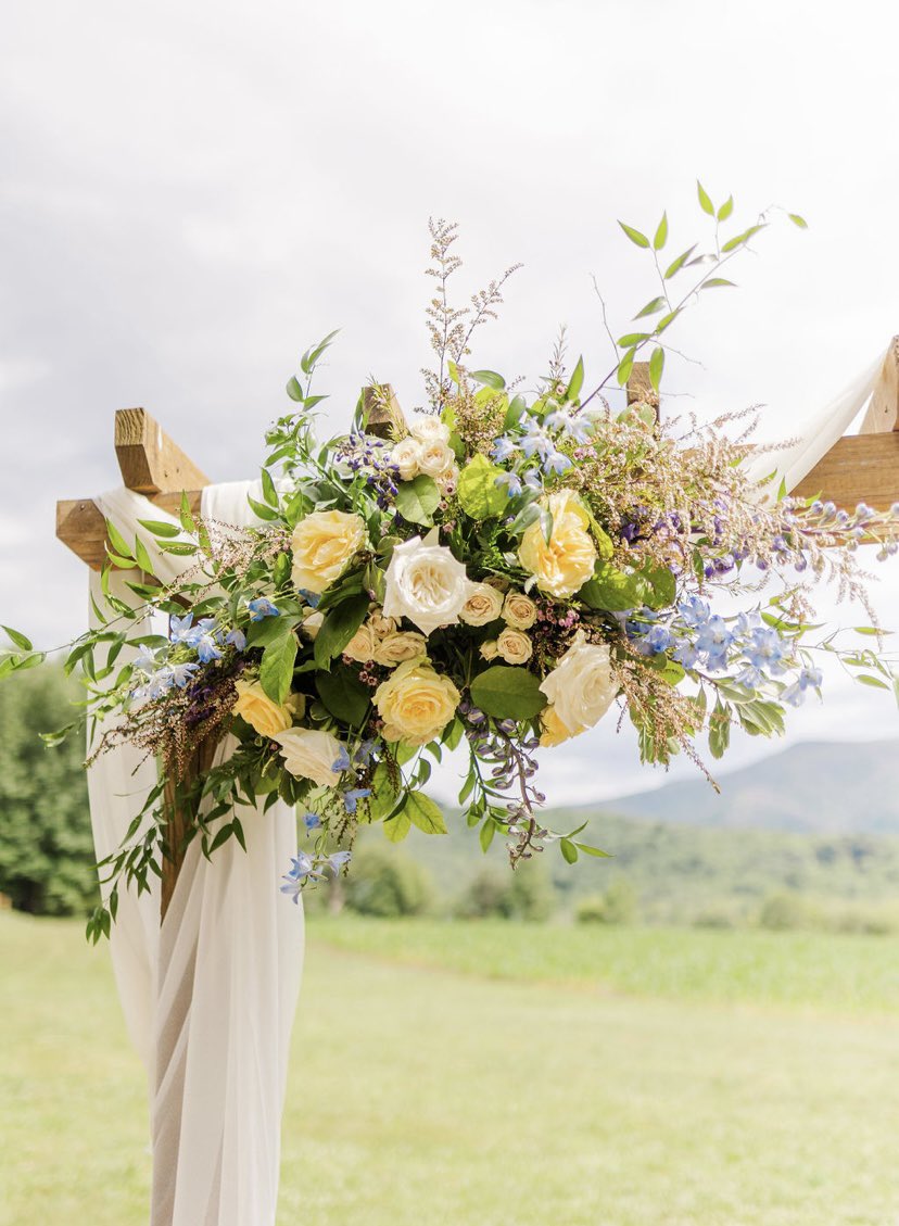 lilnuggzz's tweet photo. I did that 😍😍 #florist #weddingflorals https://t.co/zNDObNhVKh