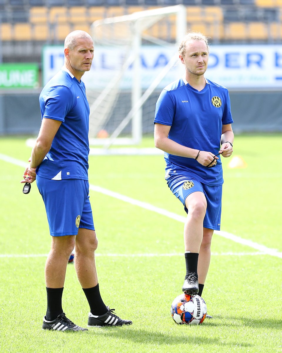 RodaJCKerkrade's tweet photo. Welkom (terug) op het veld in Kerkrade, Bas en Mathias 😁💪🏼

#RodaJC #EersteTraining https://t.co/D2p9ozL71y