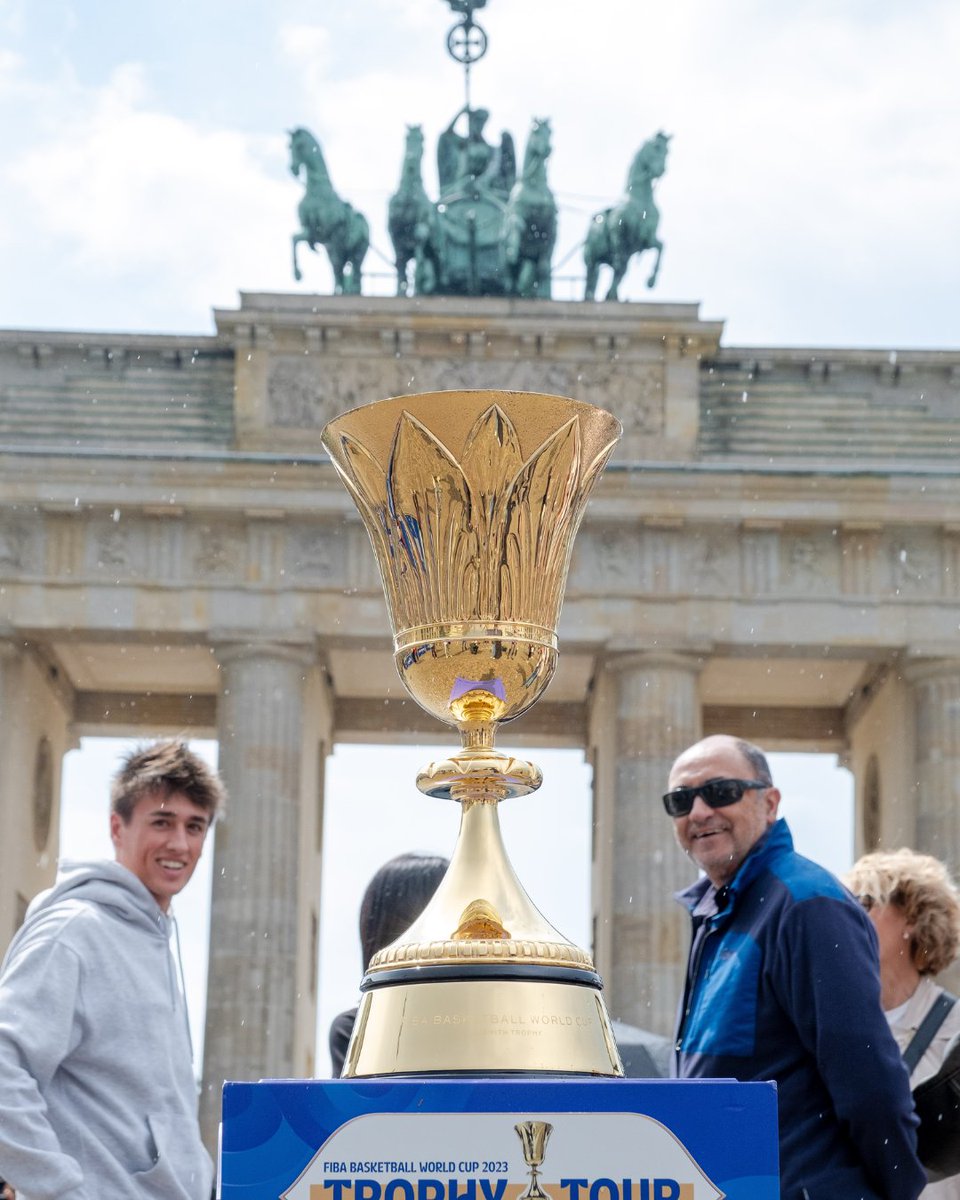 One photo, two golden stars 🤩

#FIBAWC trophy stops by Berlin, Germany 🇩🇪

#WinForDeutschland x #NaismithTrophyTour 🏆