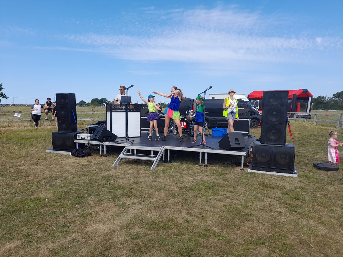 krysia_l's tweet photo. Great day doing warm-ups with the  Snap Fitness famalam and having so much fun doing the Rainbow Run for Wessex Cancer Trust IW #rainbowrun #fitnessfun #charityrun #iow https://t.co/S1QWoS6Vbe