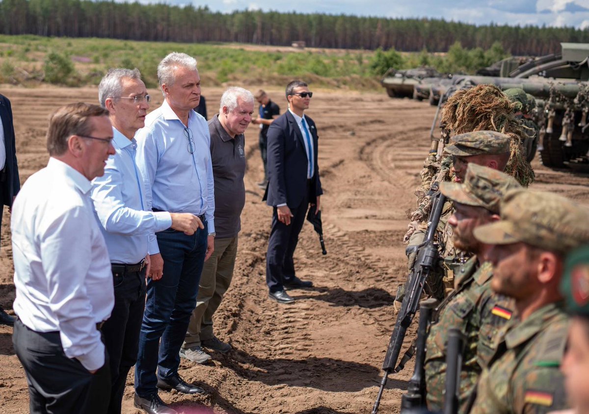 #HappeningNow NATO Secretary General Jens Stoltenberg is visiting the 🇩🇪 eVA Bde in 🇱🇹. 

EXERCISE #GRIFFINSTORM with the participation of well-trained 🇩🇪&🇱🇹 troops demonstrates NATO's capability to protect its territory.

#WeAreNATO