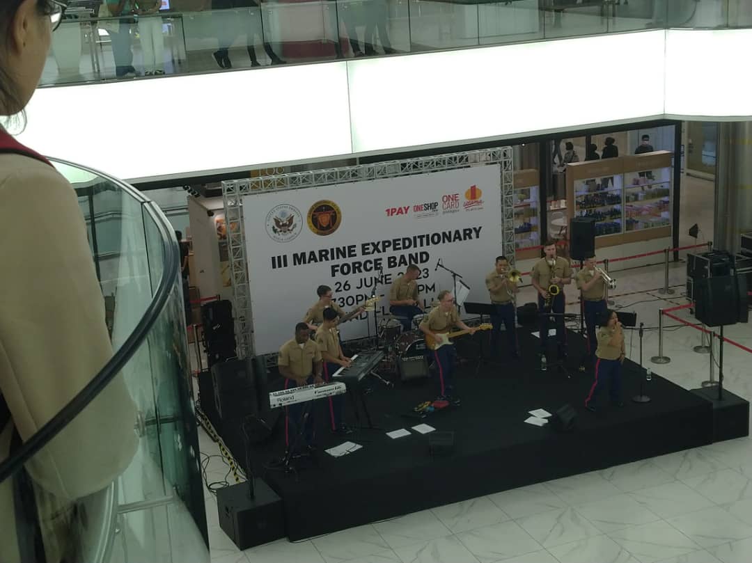 @elsDines @traxxfmofficial #traxxfm  Managed to watch these Marine Band playing just now: