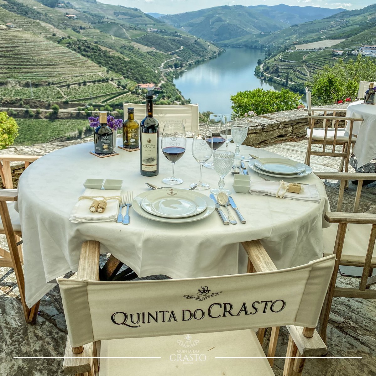 At Quinta do Crasto, the harmonized lunch of traditional cuisine included in the #Wine #Tourism programs includes the tasting of five #wines. Make your reservation in advance. 😉🍷🙌🏼👉🏼 To make a reservation, please contact via email at enoturismo@quintadocrasto.pt.😉
#Travel