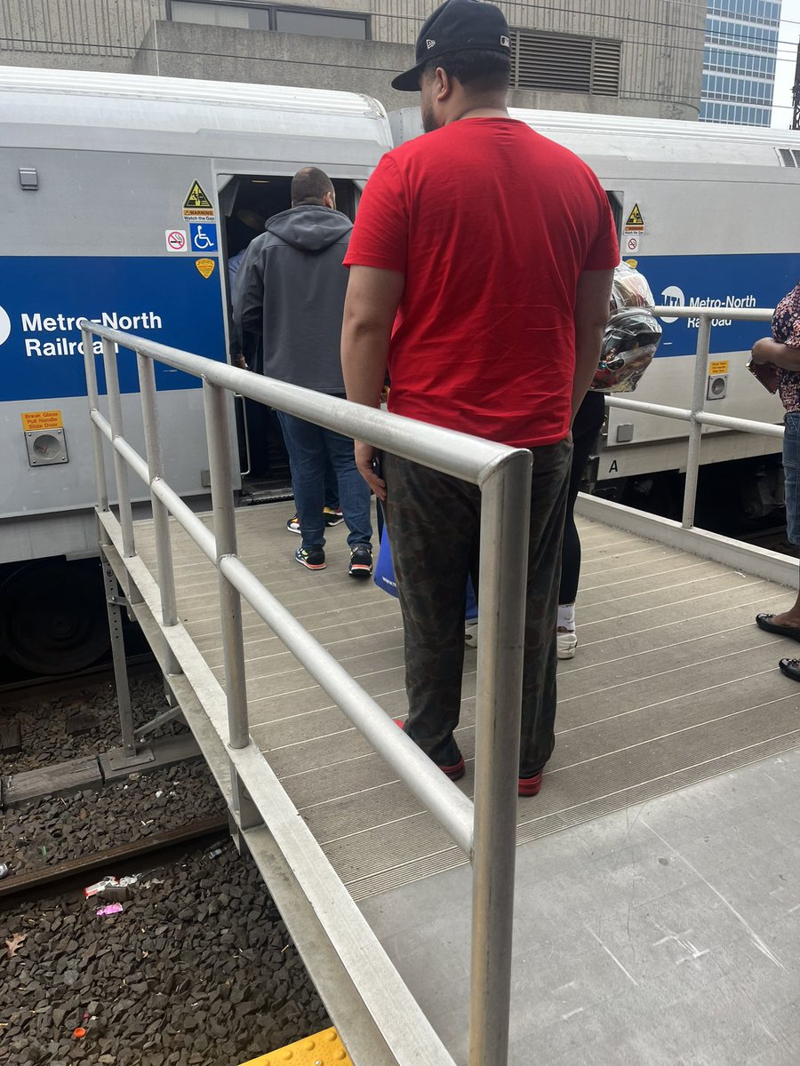 Another good ridership day on the WBL, at 94% of pre Covid ridership last month, the WBL continues to have the highest pre Covid ridership numbers out of all the branches. Nice bonus points for everyone staying off the track plates until the train came to a complete stop !!