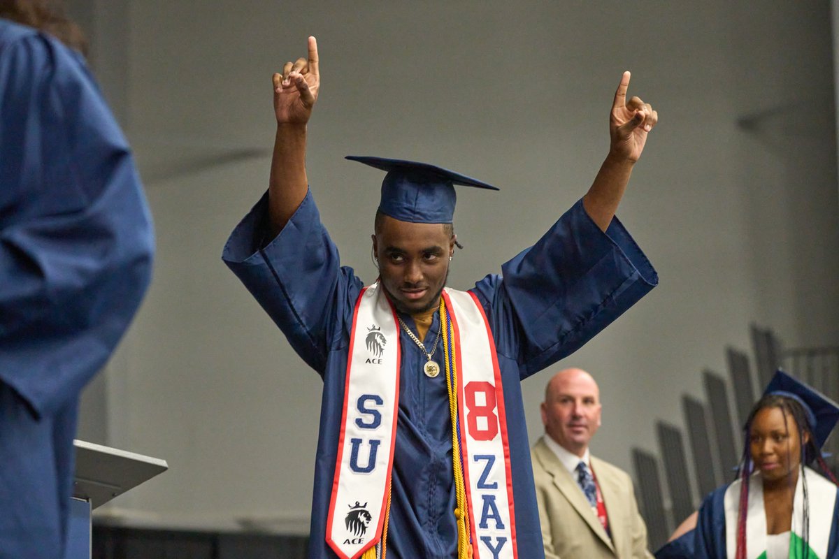 SyracuseSchools's tweet photo. We're so proud of all our #SCSDGraduates - who are now officially #SCSDAlumni! Don't miss these great photos from the @syracuseITC graduation ceremony: https://t.co/3tzV5ukaG5 https://t.co/LnFzHTJVG4