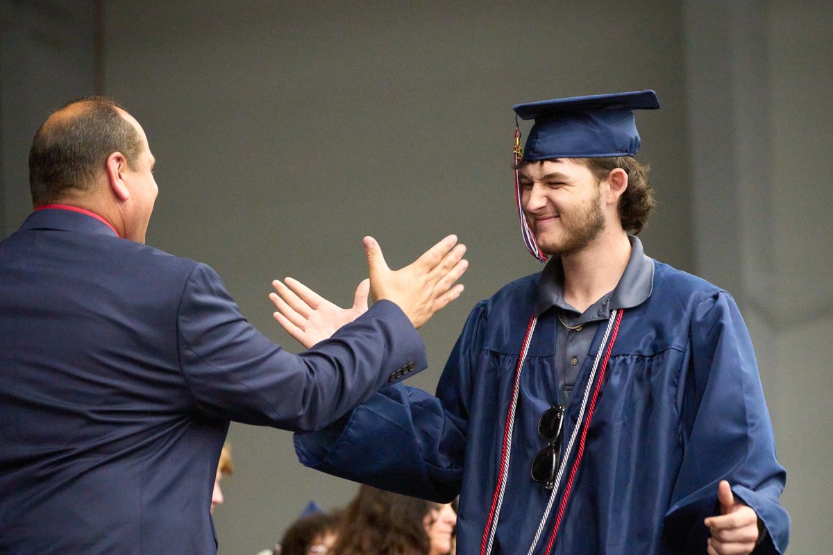 SyracuseSchools's tweet photo. We're so proud of all our #SCSDGraduates - who are now officially #SCSDAlumni! Don't miss these great photos from the @syracuseITC graduation ceremony: https://t.co/3tzV5ukaG5 https://t.co/LnFzHTJVG4