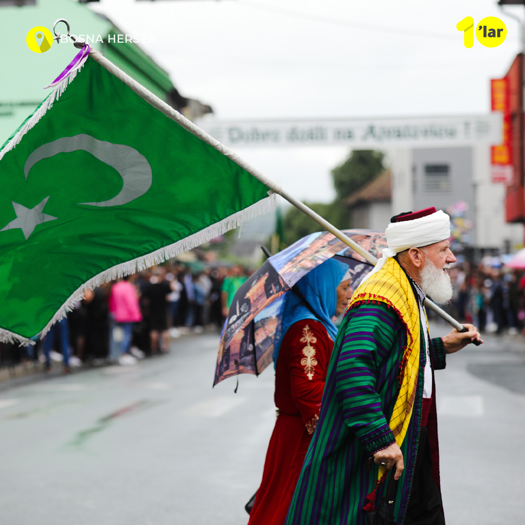 10larMedya's tweet photo. Boşnakların İslam'ı kabul etmesinin sembol isimlerinden Akhisarlı Ayvaz Dede anısına, 513'üncüsü düzenlenen Ayvaz Dede Şenlikleri, #Prusac kasabasında kılınan öğle namazıyla sona erdi. https://t.co/gGg1vp2MsN