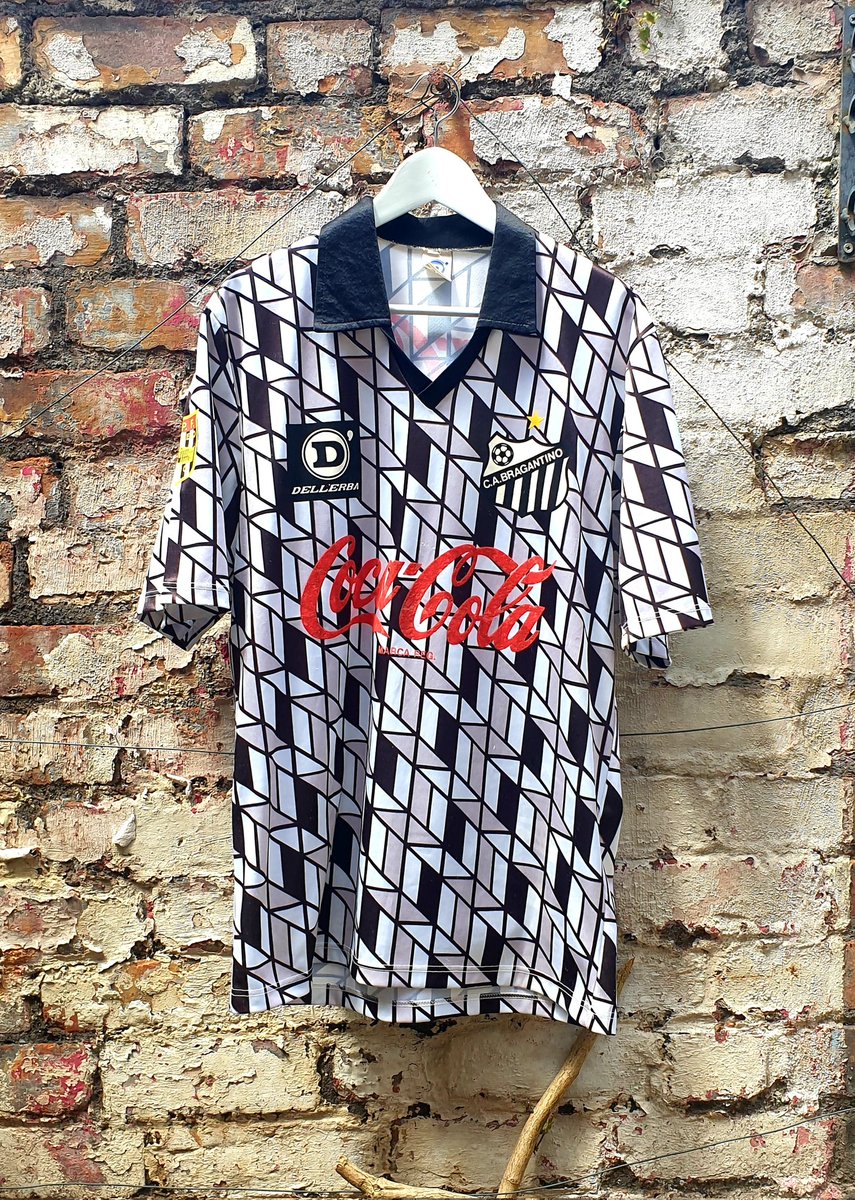 Bragantino 1990 home by everyone's favourite copyright infringing sports brand Dell'erba. That season, the Braga Boys beat Novorizontino to secure the Campeonato Paulista First Division. The final was nicknamed the caipira final, after the 'Caipira' people of Centre-South Brazil.