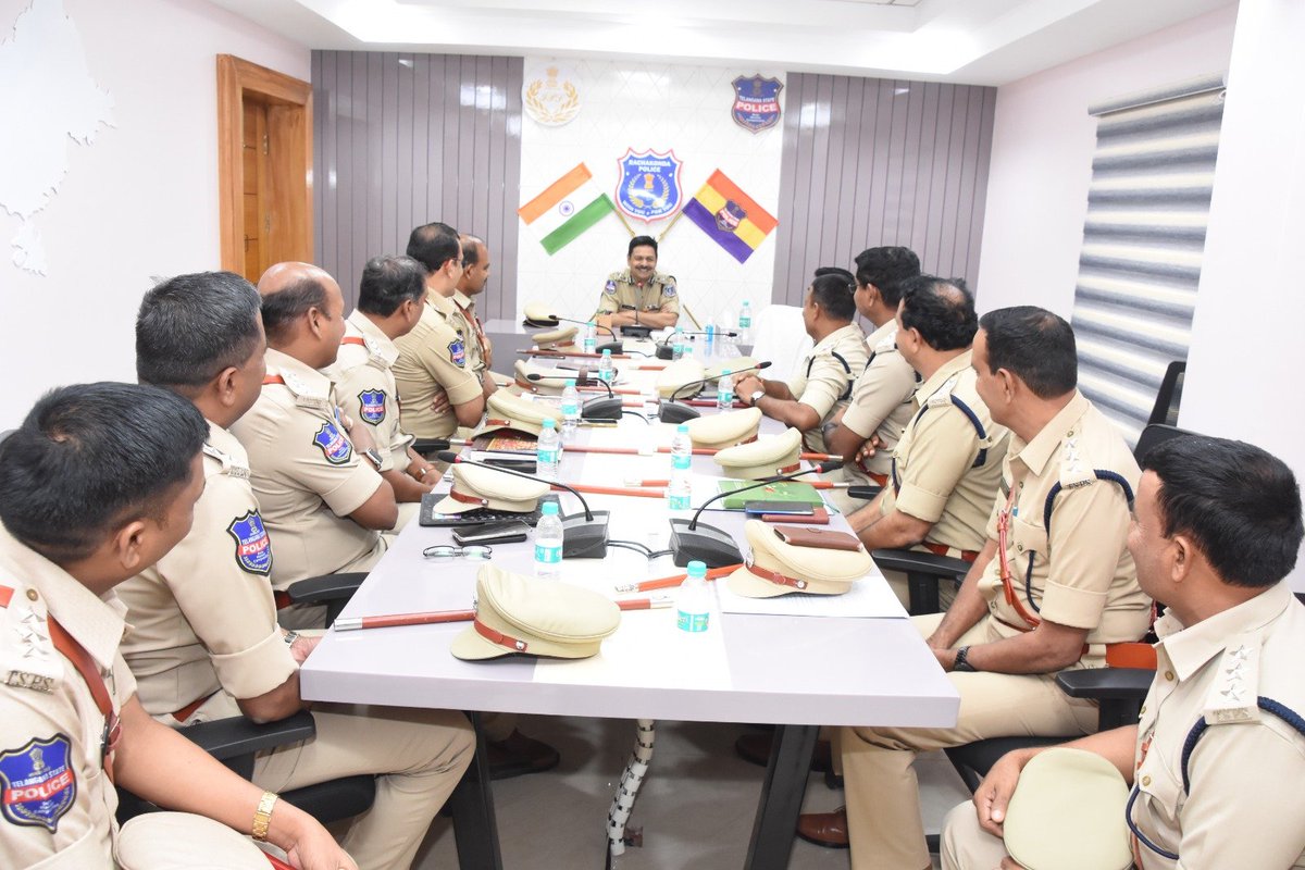 MalkajgiriCop's tweet photo. #Promotion is like a milestone in a career henceforth should perform duties more responsibly: #CP_Rachakonda Sri. #DS_Chauhan_IPS., #CP_RCK congratulated the officers who got promoted as #ACPs and gave valuable suggestions at #CP_Office, Neredmet.
#TelanganStatePolice #Rachakonda https://t.co/31CXJD6eTB
