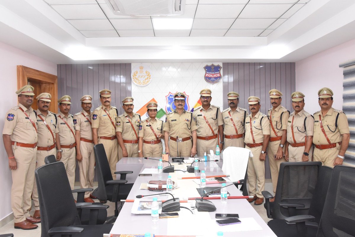 MalkajgiriCop's tweet photo. #Promotion is like a milestone in a career henceforth should perform duties more responsibly: #CP_Rachakonda Sri. #DS_Chauhan_IPS., #CP_RCK congratulated the officers who got promoted as #ACPs and gave valuable suggestions at #CP_Office, Neredmet.
#TelanganStatePolice #Rachakonda https://t.co/31CXJD6eTB