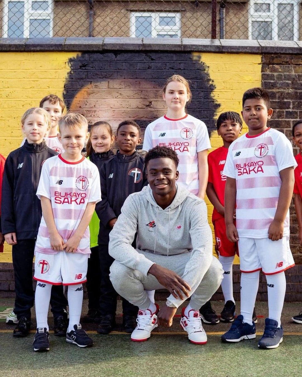 alexAFC__'s tweet photo. #StayBoy visits at his former primary school.
Heโs such a gift. โค๏ธ
@BukayoSaka87 #BS7 #GodsChild https://t.co/80kFug2PjL