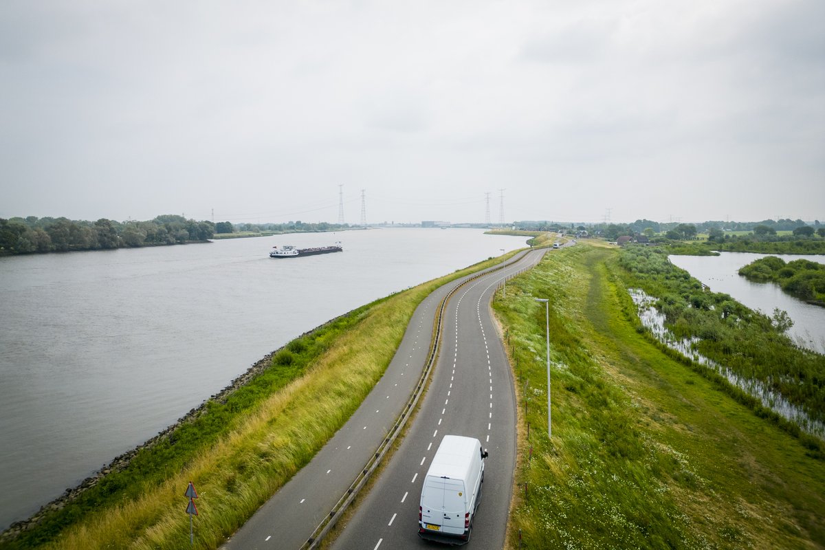 Nu de eerste kant van de dijk weer groeit en bloeit, maaien we de andere kant. Zo hebben flora en fauna altijd een plek op de dijk. Mooie bijkomstigheid: de dijk is nog beter beschermd. Meer info 👉 wsrl.nl/maaien #FotoVanDeWeek #maaien #ecologie #biodiversiteit #insect