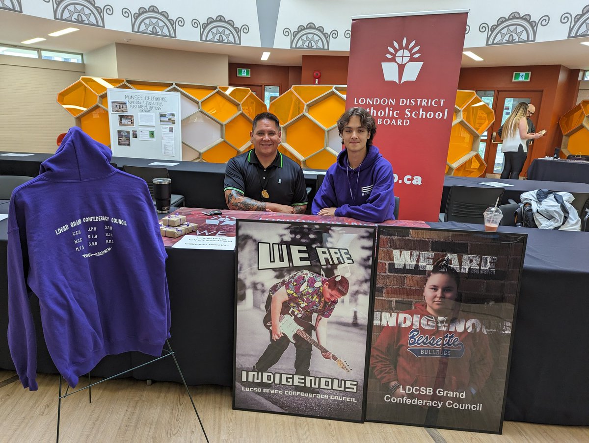 At the Wampum Learning Lodge at Althouse @WesternU @westernuOII for the 2023 Reconciliation Forum. Grand Confederacy Council student Ethan and @TWaddiloveLDCSB manning the @LDCSB station.