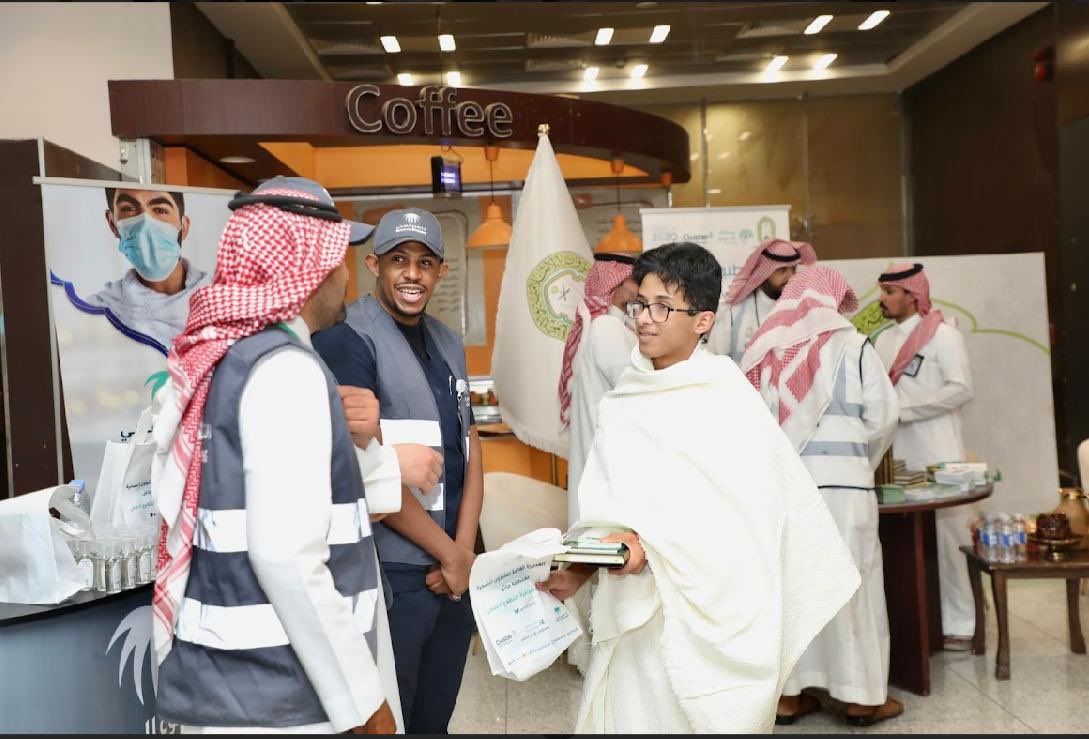 HVCHAIL's tweet photo. اطلقت الإدارة الإشرافية للتطوع الصحي بـ #صحة_حائل مبادرة #حج_بصحة للحجاج المغادرين من مطار حائل الدولي، شملت المبادرة تسليم الحجاج حقائب توعوية بالتعاون مع مطار حائل الدولي ومستشفى الأنوار الطبي.
@emara_hail 
@SaudiMOH 
@H_Volunteering 
@airportsC2 https://t.co/Od0vN9Gsuk